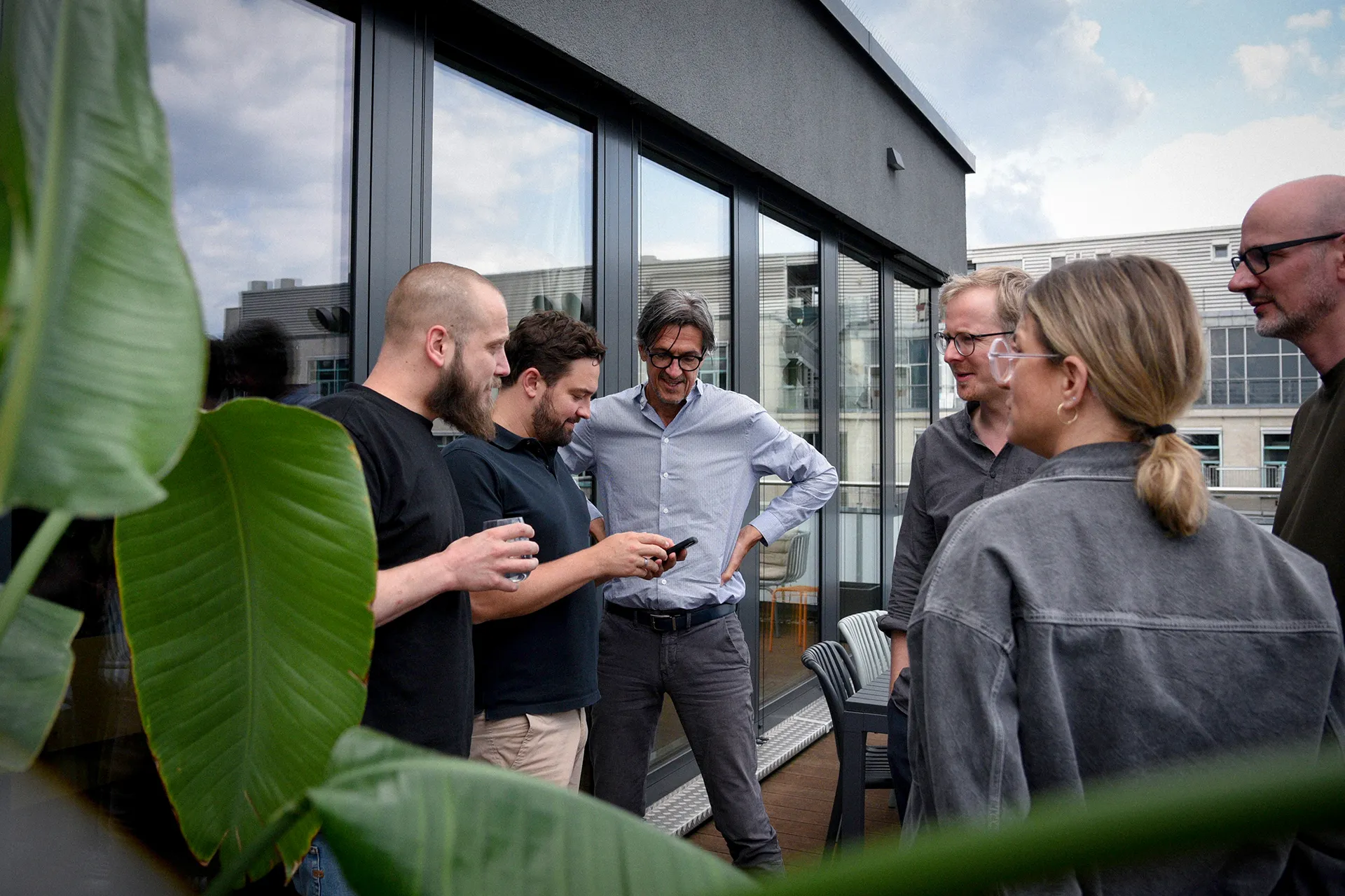 Gruppe Geschäftsführender auf Office Terasse in Diskussion
